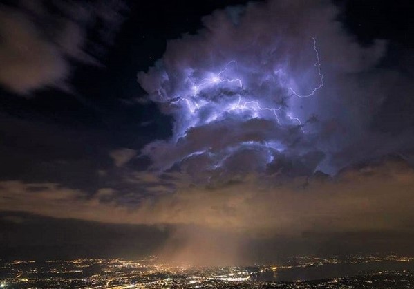 Περίεργα σύννεφα πάνω από το Cern [Βίντεο]